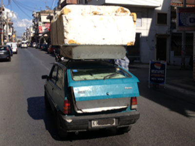 Έκανε βόλτα τον… καναπέ του σαλονιού!